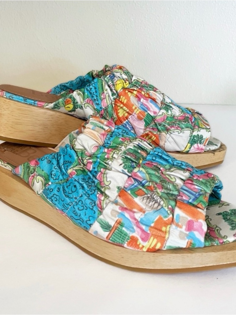 Rare BEKLINA // Gathered leather wooden wedge platform Clog sandal “Plate” print